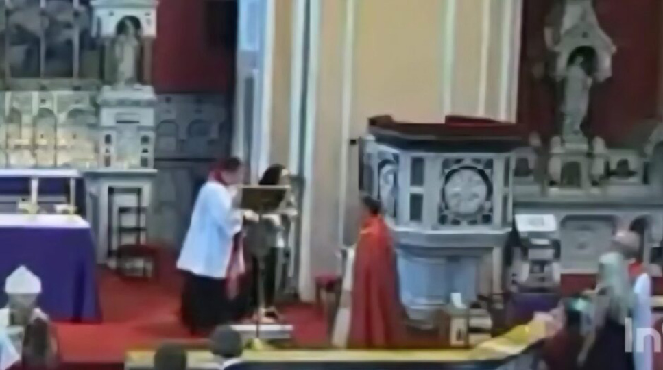 VIDEO: Woman tells congregation 'I have bomb strapped to me' - Gript