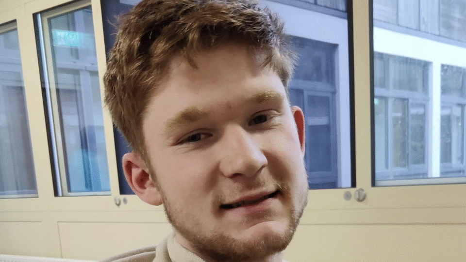 Mental hospital escapee stalked and grabbed school aquaintance - Gript